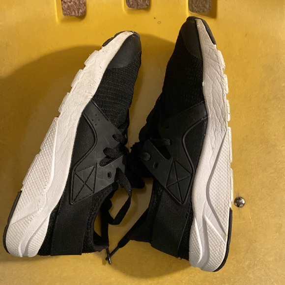 Black and white track shoes - Picture 4 of 4